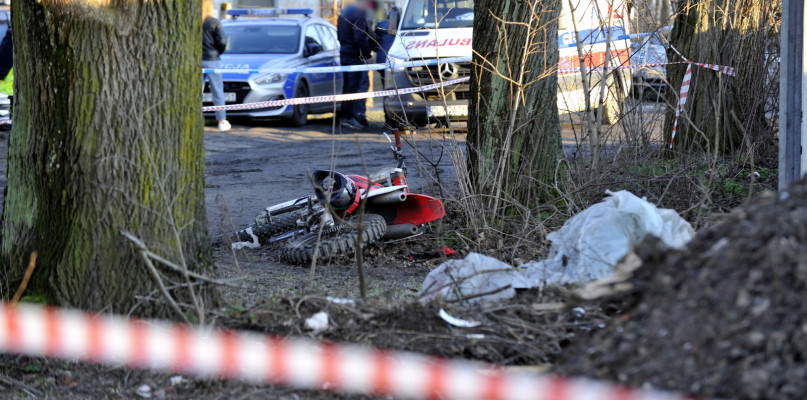 44-letni mieszkaniec gminy Dobrzyń nad Wisłą uderzył motocyklem w drzewo. Mimo podjętej reanimacji nie udało się go uratować. /Fot. Marcin Jaworski