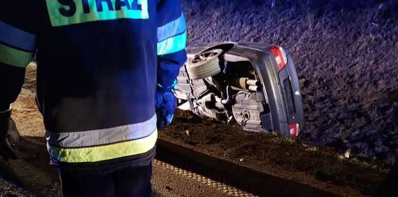 Osobowe bmw wypadło z drogi na krajowej 10. W pojeździe podróżowało pięć osób. /Fot. nadesłane na Alert24