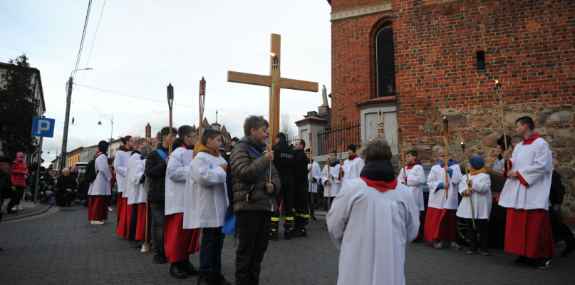 Wierni przeszli ulicami Lipna w nabożeństwie drogi krzyżowej. /Fot. Marcin Jaworski