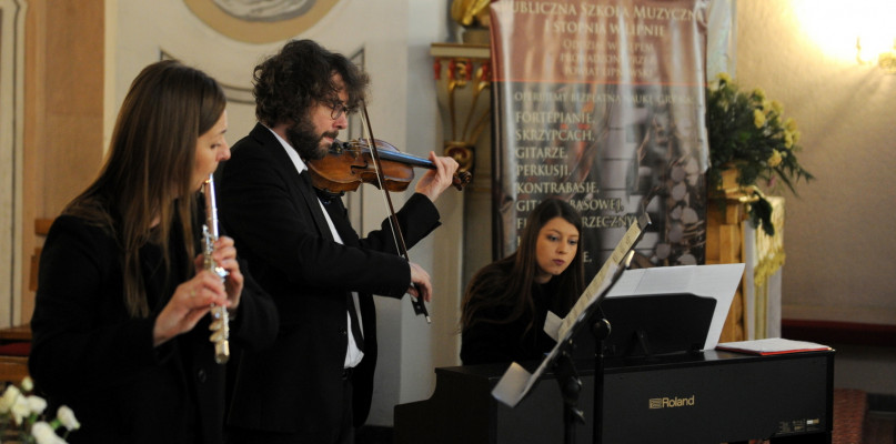 Koncert "Muzyczne Rozmyślania Wielkopostne", przygotowany przez Publiczną Szkołę Muzyczną I stopnia w Lipnie, który odbywał się w kościele pw. Wniebowzięcia Najświętszej Maryi Panny. /Fot. Marcin Jaworski