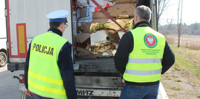 Wspólna służba lipnowskiej policji Inspekcji Ochrony Środowiska na DK 10. /Fot. KPP w Lipnie