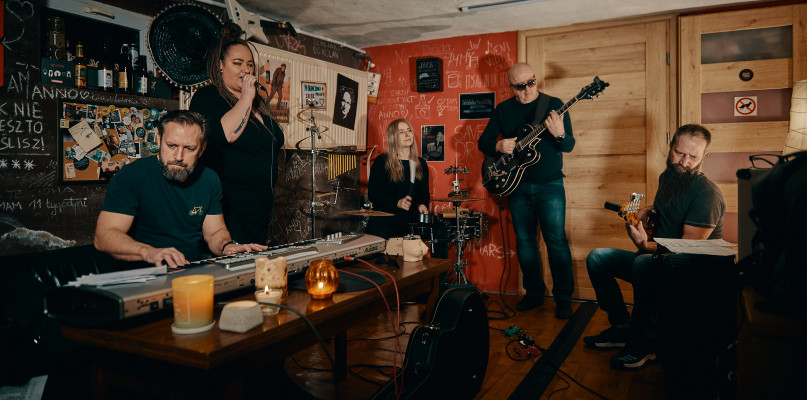 Zespół Osiedle Kwiatów podczas próby. Od lewej: Jarosław Jeżewski, Katarzyna Malinowska, Ania Sikorska, Radosław Wysocki, Arkadiusz Socha. /Fot. Mateusz Wiśniewski