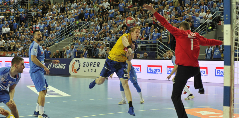 Mecz zakończył się wynikiem 20:20 i o zwycięstwie zadecydowały rzuty karne, w których Łomża Vive Kielce wygrała 3:5. /Fot. Marcin Jaworski