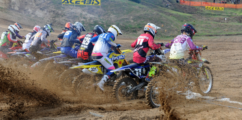 Kibice zgromadzeni na torze motocrossowym w Lipnie nie mogli narzekać na brak sportowych emocji i zaciętej rywalizacji. /Fot. Marcin Jaworski