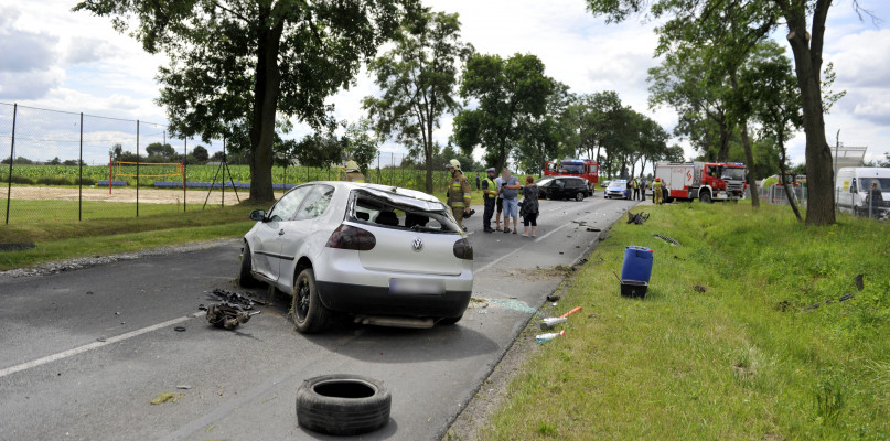 Kierujący volkswagenem został zabrany do szpitala przez Zespół Ratownictwa Medycznego. /Fot. Marcin Jaworski