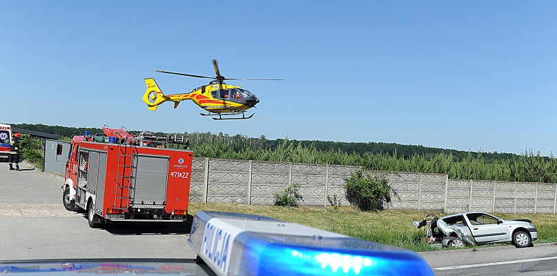 Jedną z osób poszkodowanych zabrał śmigłowiec Lotniczego Pogotowia Ratunkowego. /fot. Marcin Jaworski