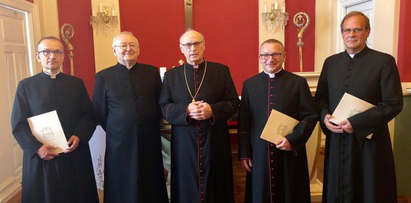 Ks. kan. Mirosław Korytowski (drugi z prawej) będzie nowym proboszczem parafii WNMP w Lipnie. /fot. diecezja.wloclawek.pl