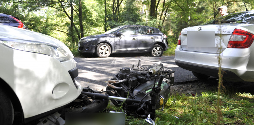 Motocyklista uciekając policjantowi, stracił panowanie nad jednośladem i uderzył w samochód. /fot. Marcin Jaworski