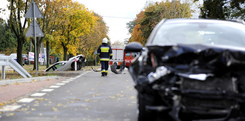 Opel (na pierwszym planie) uderzył w audi. Dwie osoby trafiły do szpitala. /fot. Marcin Jaworski