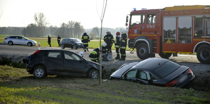Aż siedem osób podróżowało w obu pojazdach, które brały udział w zdarzeniu. /fot. Marcin Jaworski