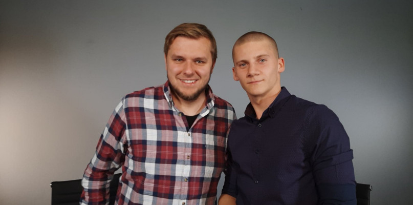 Oskar Rzymski (z prawej) w rozmowie z Marcinem Jaworskim opowiedział o kulisach programu "Ninja Warrior Polska". /Fot. Michał Lewandowski