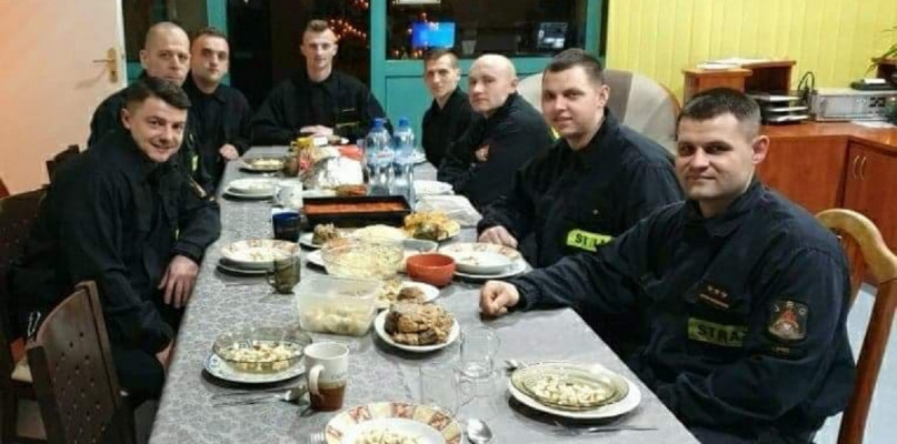 Strażacy JRG w Lipnie podczas służby 24 grudnia br. /fot. nadesłane