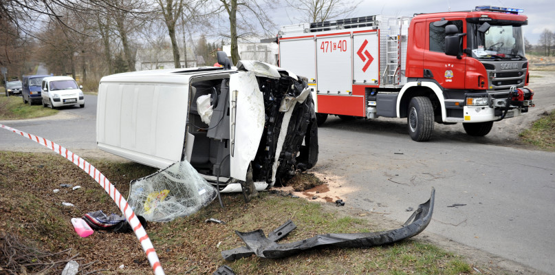 Kierujący busem w wyniku uderzenia w drzewo wypadł z pojazdu. /Fot. Marcin Jaworski