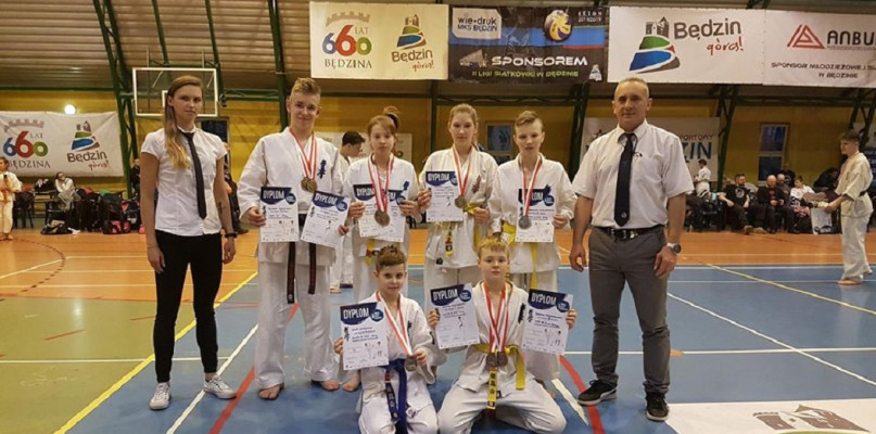 Zawodnicy Lipnowskiego Klubu Kyokushin Karate wraz z trenerami. /Fot. nadesłane