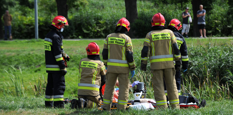 Na miejscu strażacy oraz ratownicy medyczni prowadzili u mężczyzny resuscytację krążeniowo-oddechową, niestety nie udało się uratować 70-latka. /Fot. Marcin Jaworski