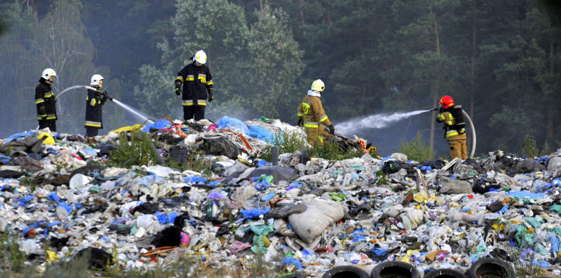 Paliły się śmieci o powierzchni około 1 ara. W akcji udział brały cztery zastępy straży pożarnej. /fot. Marcin Jaworski