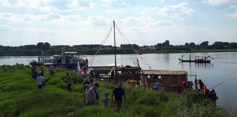 Mieszkańcy Bobrownik, którzy przybyli nad królową polskich rzek mogli oglądać łodzie i statki. /Fot. Paulina Raubic