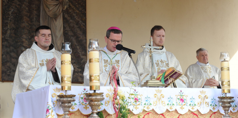 Eucharystii przewodniczył biskup pomocniczy diecezji płockiej Mirosław Milewski. /Fot. Marcin Jaworski