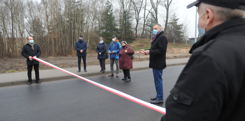Dziś (18 grudnia) uroczyście oddano obie drogi do użytku. Nie zabrakło uroczystego przecięcia wstęgi. /Fot. Marcin Jaworski