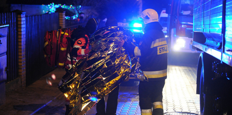 Zespół Ratownictwa Medycznego zabrał do szpitala starszego mężczyznę, który ucierpiał w pożarze. /Fot. Marcin Jaworski