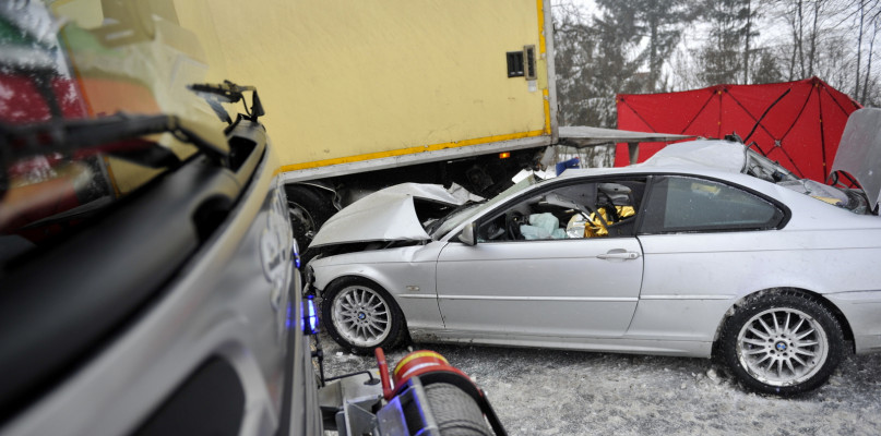 Kierujący BMW uderzył w zaparkowany samochód ciężarowy. Pasażerka osobówki zginęła na miejscu. /Fot. Marcin Jaworski