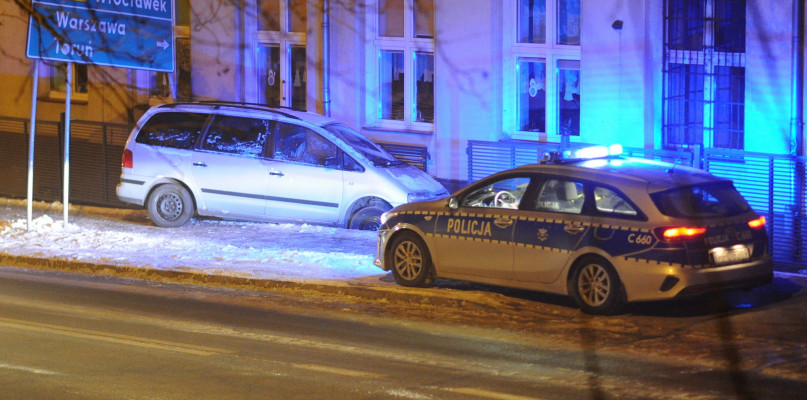 Policjanci z lipnowskiej drogówki ustalają, kto kierował pojazdem. /Fot. Marcin Jaworski