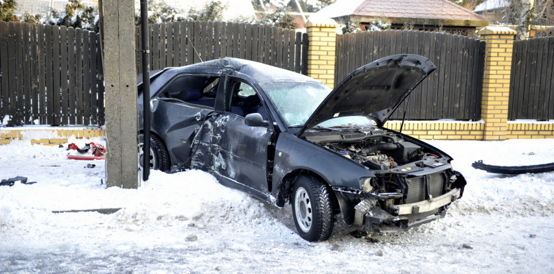 Do zdarzenia doszło na ulicy 22 stycznia w Lipnie. Kierujący audi uderzył bokiem samochodu w słup. /fot. Marcin Jaworski