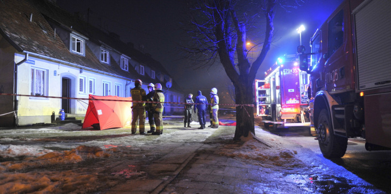 Na miejscu pracowało kilka jednostek straży pożarnej. Niestety w pożarze zginęła 44-letnia kobieta. /Fot. Marcin Jaworski