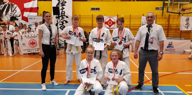 Zawodnicy Lipnowskiego Klubu Kyokushin Karate przywieźli z zawodów w Będzinie dziewięć medali. /Fot. nadesłane
