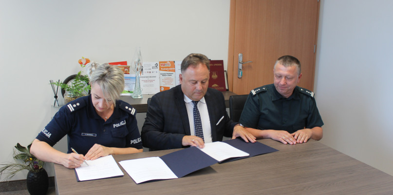 Podpisanie umowy w Komendzie Powiatowej Policji w Lipnie. /Fot.  podkom. Małgorzata Małkińska, oficer prasowy KPP w Lipnie