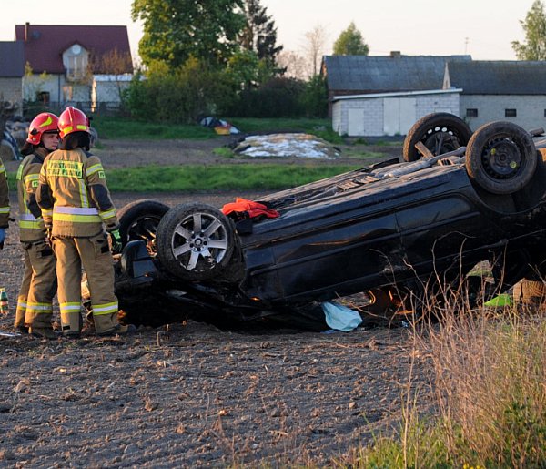 Wypadek na DK 67. W pojeździe dwoje dzieci i kobieta w ciąży [ZDJĘCIA]-8676