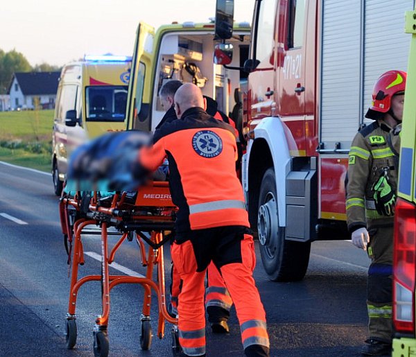 Wypadek na DK 67. W pojeździe dwoje dzieci i kobieta w ciąży [ZDJĘCIA]-8676