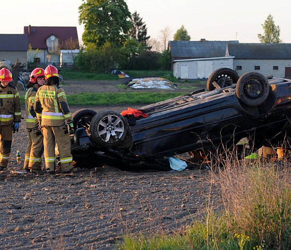 Wypadek na DK 67. W pojeździe dwoje dzieci i kobieta w ciąży [ZDJĘCIA]-8676