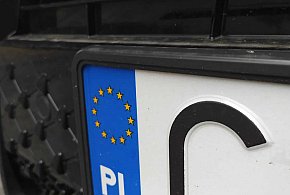 Rejestracja auta przez internet i koniec z przynoszeniem tablic. Rząd przyjął...-13972