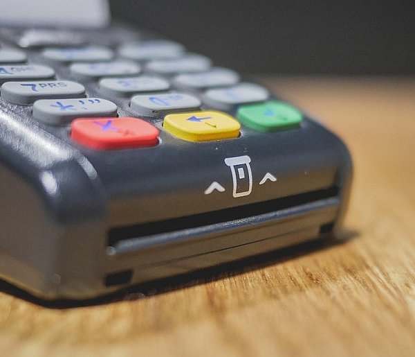 Zakaz sprzedaży i większy nadzór. Tych produktów nie kupią już nieletni-13988