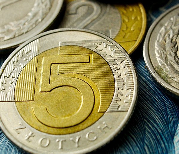 Setki tysięcy Polaków otrzymały nowe świadczenie. Co z resztą?-14018