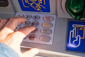 Z kont znikały pieniądze. Policja i bank badają ogólnopolski incydent-14608