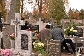 Savoir-vivre na 1 listopada. Jak się zachować podczas wizyty na cmentarzu?-14642
