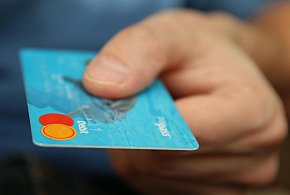 Fiskus skontroluje płatności kartą Polaków? Resort zabiera głos-14723
