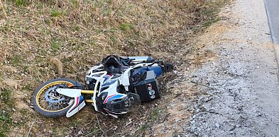 Wprowadził auto w poślizg i uderzył w motocyklistę