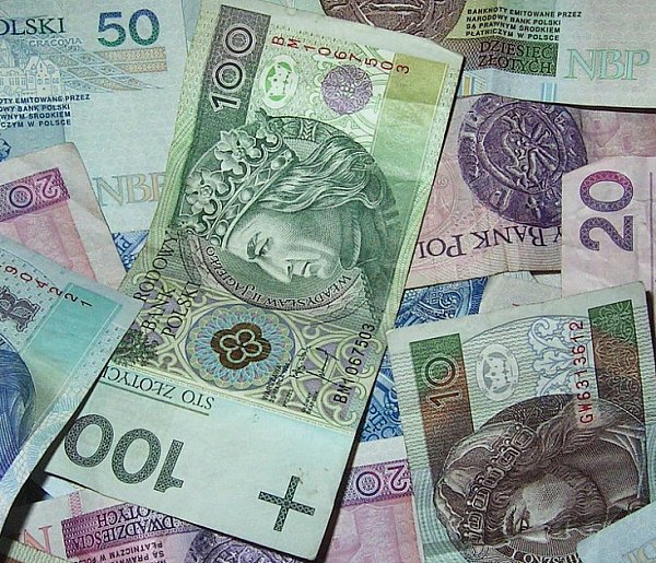 Przez lata dostawali zaniżoną emeryturę. Przełom dla tysięcy seniorów-14168