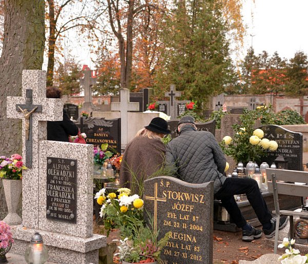 Savoir-vivre na 1 listopada. Jak się zachować podczas wizyty na cmentarzu?-14642
