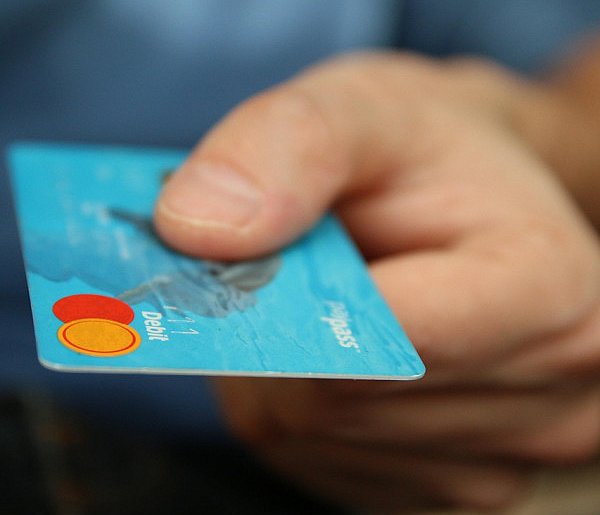 Fiskus skontroluje płatności kartą Polaków? Resort zabiera głos-14723