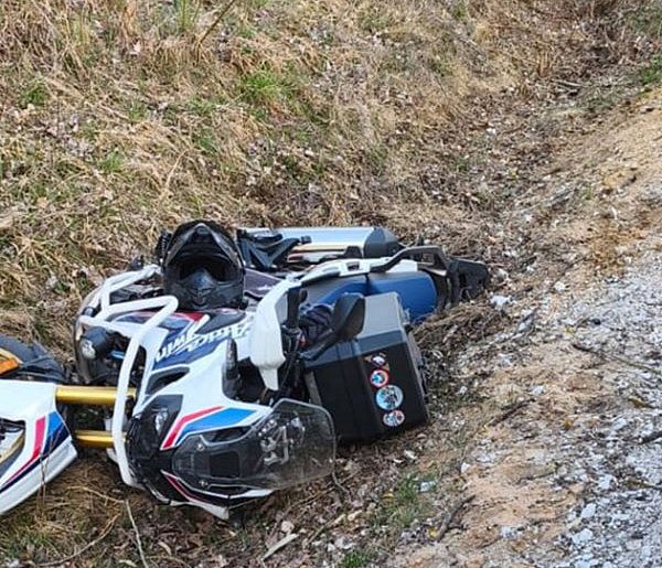 Wprowadził auto w poślizg i uderzył w motocyklistę